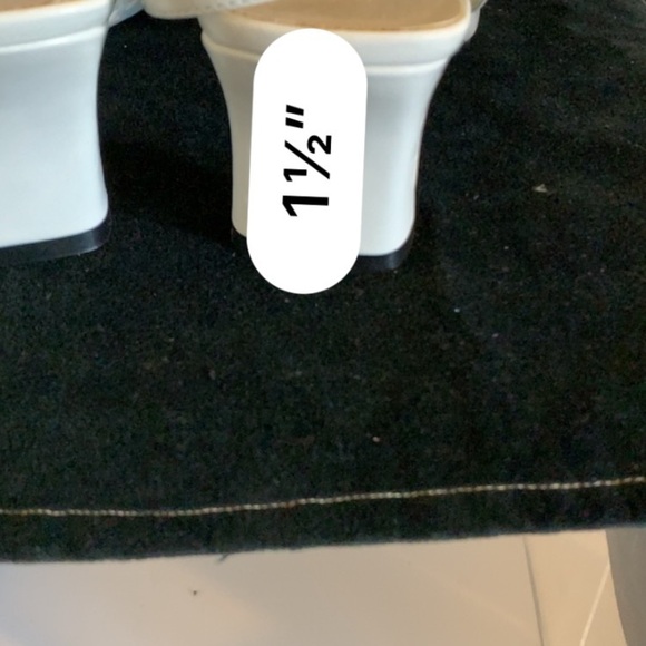 Jessica White Summer Sandal! Size 8m 1 1/2” heel! - Picture 4 of 4